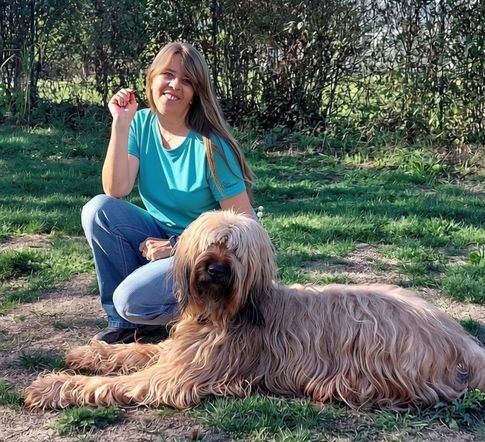 Hundetrainer Antje und Ihre Briard Hündin Curly auf dem Trainingsgelände der PetStyle Hundeschule in Grenzach-Wyhlen, im Raum Lörrach.