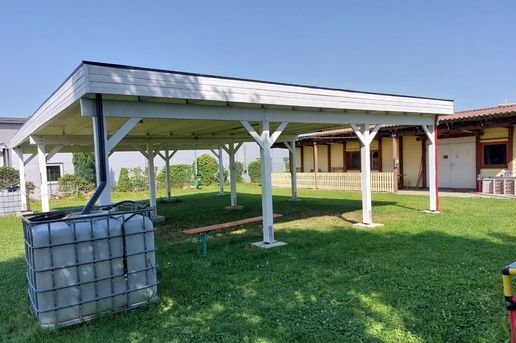 Überdachung auf dem Trainingsgelände der PetStyle Hundeschule in Grenzach-Wyhlen, für das Hundetraining