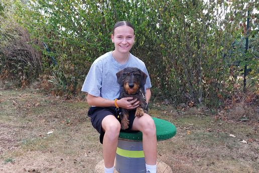 Laura mit ihrem Rauhaardackel Sammy beim Rückrufkurs in der PetStyle Hundeschule in Grenzach-Wyhlen, in der Nähe von Weil am Rhein