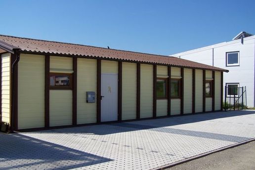 Parkplatz und Gebäude der PetStyle Hundeschule in Grenzach-Wyhlen